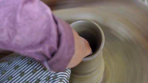 Close Woman Potters Rotate Wheel Her Foot Making Beautiful Clay — Vídeos de Stock