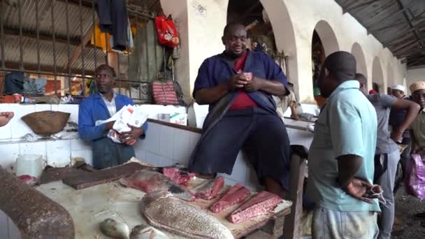 Zanzibar Tanzania November 2019 African Men Prepare Sell Fresh Sea — Stock video