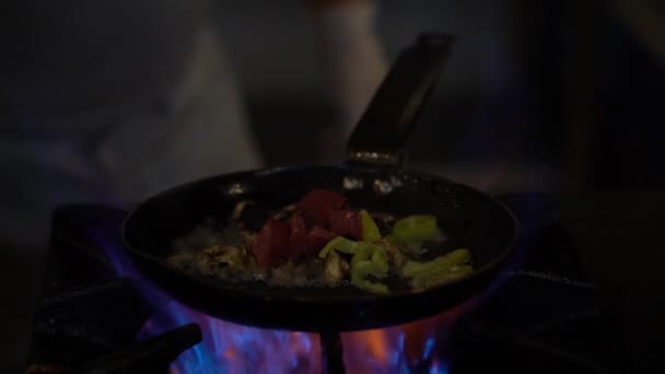 Chef Friture Saucisse Légumes Sur Feu Les Jeter Dans Poêle — Video