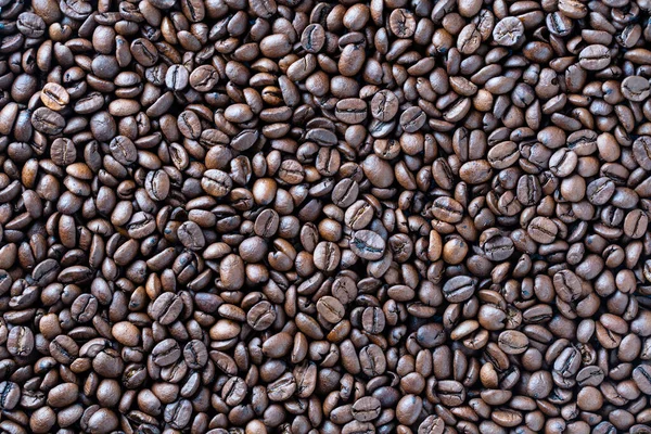 焙煎したばかりのコーヒー豆の背景 トップビュー — ストック写真