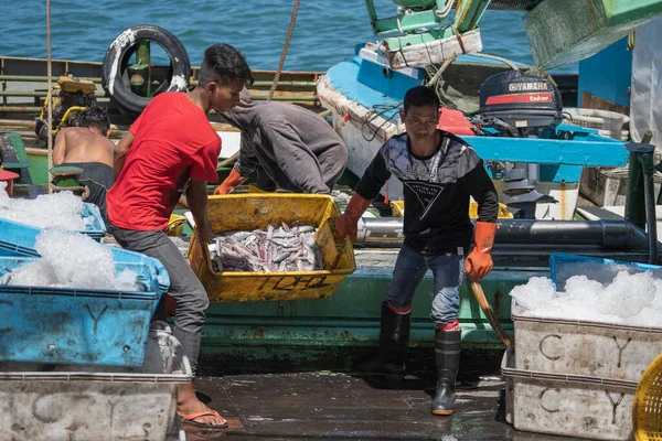Kota Kinabalu, Malezya - 25 Şubat 2020: Malezyalı erkek işçilerin Kota Kinabalu, Sabah, Malezya 'daki balıkçı teknesinde portresi