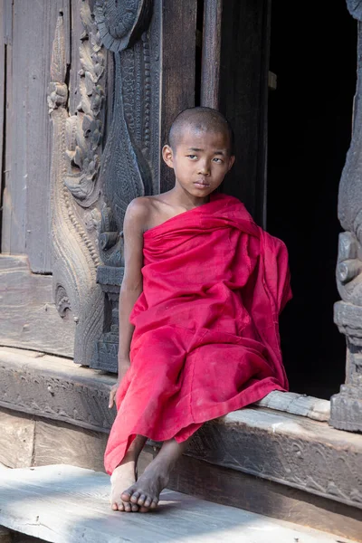 Mandalay Myanmar Birmania Jan 2016 Monje Joven Sentado Mirando Monasterio — Foto de Stock