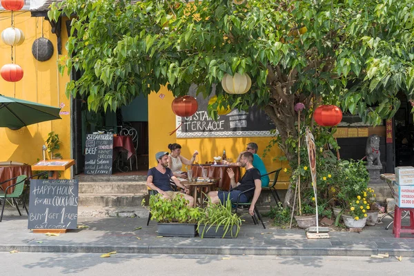 Hoi Vietnam Mars 2020 Les Touristes Européens Reposent Dans Restaurant Photo De Stock