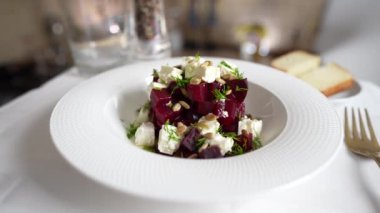Pancar köklü sağlıklı salata, beyaz tabakta beyaz peynir ve ayçiçeği tohumları, kapatın, döndürür