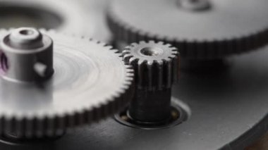 Vitesler mekanik bir cihazda dönüyor. Makine metal dişlileri soyut bir şekilde dönüyor. Çarklı tekerlek mekanizması, kapat, makro
