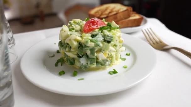 Prato Branco Com Uma Salada Alho Selvagem Pepino Ovo Cozido — Vídeo de Stock