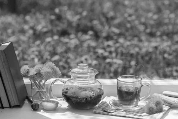 Heerlijke Kruidenthee Van Verse Paardebloem Bloemen Met Honing Vensterbank Thuis — Stockfoto