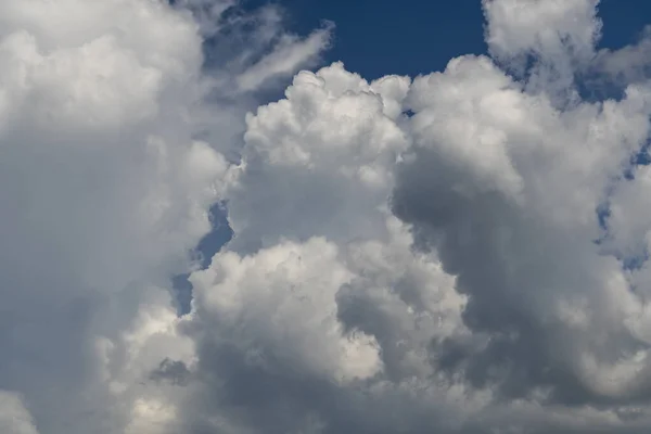 Φυσικό Φως Της Ημέρας Και Λευκά Σύννεφα Επιπλέουν Στο Γαλάζιο — Φωτογραφία Αρχείου