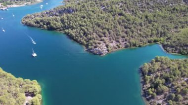 Hırvatistan, Orta Avrupa 'da yaz güneşli bir günde Krka nehri, otostrada ve kemer köprüsünün üzerinde uçmak, seyahat ve doğa kavramı. Güzel manzara ve büyük köprüsü olan mavi deniz. Havadan panorama görünümü