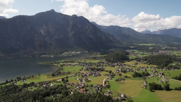 Luchtfoto Van Het Dorp Meer Groene Velden Bos Bergen Alpen — Stockvideo