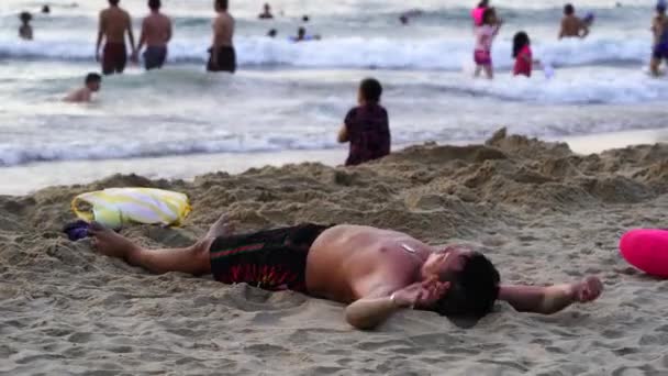 Nang Vietnam Junio 2020 Hombre Vietnamita Haciendo Ejercicio Físico Playa — Vídeos de Stock
