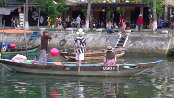 Hoi Vietnam June 2020 Vietnamese People Float Wooden Boat River — Vídeos de Stock