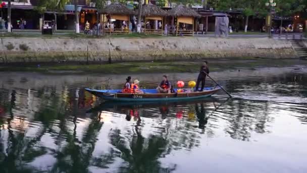 ホイアン ベトナム 2020年7月7日 ベトナムの人々はホイアンの旧市街 ベトナムのウォーターフロントに沿って川の水に木製のボートに浮かぶ — ストック動画