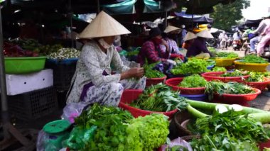 Hue, Vietnam - 12 Mart 2020: Vietnamlılar Hue City, Vietnam 'da bir sokak yiyecek pazarından meyve ve sebze alıp satıyorlar.