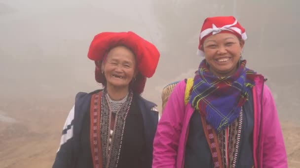 Sapa Vietnam Marzo 2020 Due Donne Etniche Hmong Abito Tradizionale — Video Stock
