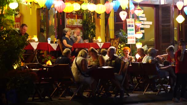 越南海安 2020年3月15日 欧洲游客晚上在海安镇靠近河流的街道餐馆休息 海安是越南大农附近的一座城市 以保存完好的古城而闻名 — 图库视频影像