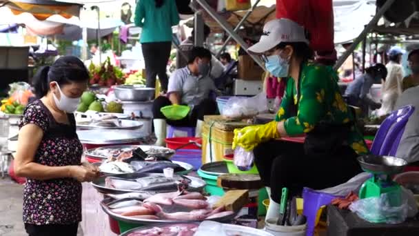 Chi Minh Vietnam Mars 2020 Vietnameser Säljer Och Köper Havsfisk — Stockvideo