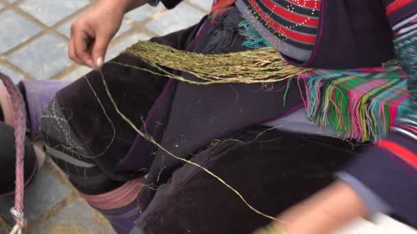 Hands Vietnamese Woman Weave Thread Local Mountain Village Sapa Region — Stockvideo