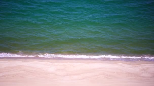 Вид Повітря Піщаний Пляж Блакитними Хвилями Морської Води Курортному Місті — стокове відео