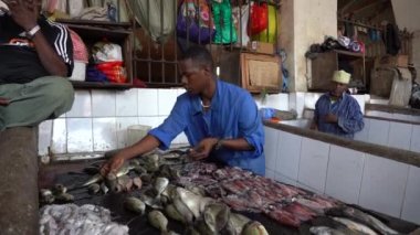 Zanzibar, Tanzanya - Kasım 03, 2019: Afrikalı erkekler Doğu Afrika 'daki Tanzanya' nın Zanzibar adasındaki yerel gıda pazarında taze deniz balığı hazırlayıp satıyorlar.