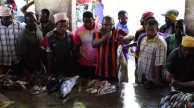 Zanzibar, Tanzanya - Kasım 04, 2019: Afrikalı erkekler Doğu Afrika 'daki Tanzanya' nın Zanzibar adasındaki yerel açık artırmada taze deniz balığı satıyorlar