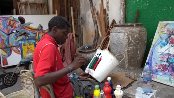 坦桑尼亚桑给巴尔 2019年11月3日 在坦桑尼亚桑给巴尔岛上 非洲男子在街上画了一个篮子 出售给游客 — 图库视频影像