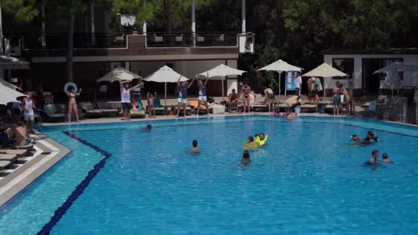 Bodrum Turkiet September 2019 Animatörer Underhåller Turister Nära Poolen Hotellet — Stockvideo