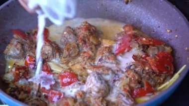 Soğanlı kızartma tavası, limon otu, kırmızı biber ve sığır eti, yakından. Endonezya 'da. Sambal Goreng Ati Kentang, Endonezya mutfağı, baharatlı biftek buluşması ve limon otu yaprağı ve kırmızı biberli patates garnitürü.