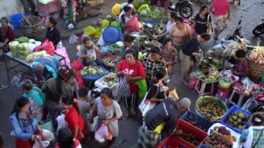 UBUD, BALI, INDONEZYA - 24 Nisan 2019: Endonezyalı fakir insanlar, Endonezya 'nın Bali adasındaki Ubud köyündeki sabah pazarında sağlıklı yiyecek satıyor ve satın alıyorlar. Sabah meyve ve sebze pazarı