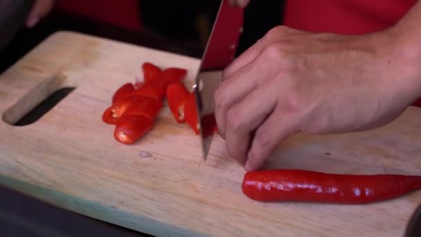 Mãos Cozinheiro Que Cortam Pimentão Vermelho Uma Tábua Chef Indonésio — Vídeo de Stock