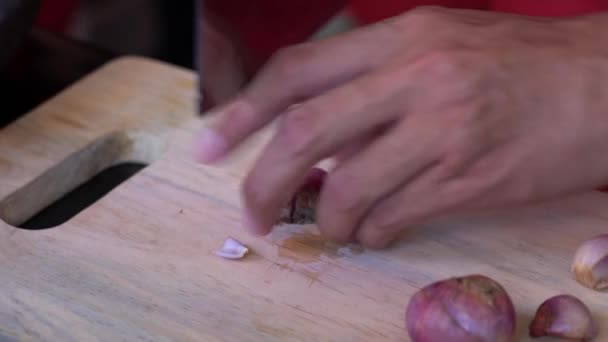 Men Hands Cutting Onions Board Indonesian Chef Slices Onion Knife — Vídeo de stock