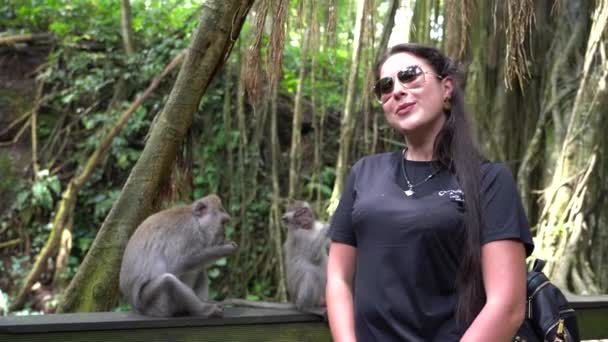 バリ島 インドネシア 2019年3月5日 野生の猿を持つ女性は インドネシアのバリ島 ウブドの神聖な猿の森を訪問したことを記念して撮影されました — ストック動画