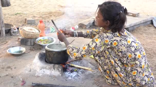 プシュカル インド 2018年11月15日 若い女の子は インドのラジャスタン州プシュカル市のプシュカル カメル メラに時間通りに砂漠で野菜スープを準備します インドの女の子作るスープでパンオンオープン火災 — ストック動画