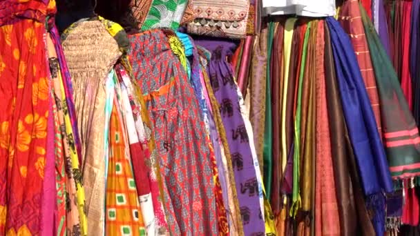 Auswahl Bunten Kleidungsstücken Zum Verkauf Auf Dem Lokalen Straßenmarkt Udaipur — Stockvideo