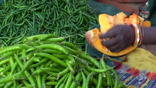 Commerciante Alimentare Che Vende Verdure Nel Mercato Strada Nella Città — Video Stock