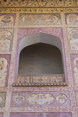 Hindistan 'ın tarihi şehri Amer, Jaipur, Rajasthan' daki Amber kalesi mimarisi. Hindistan 'da ünlü bir seyahat yeri. Mimarinin ayrıntıları, dekore edilmiş cephe