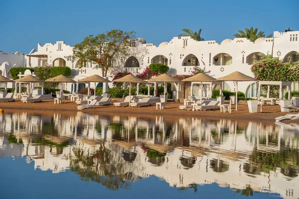 Edificios Tumbonas Sombrillas Reflejan Tranquilo Agua Mar Playa Ciudad Turística — Foto de Stock