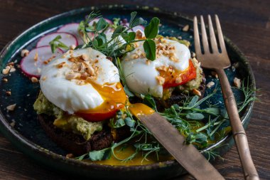 Ekmek tostu, haşlanmış yumurta, avokado hamuru, bezelye mikroçerezi ve kafede taze sebzeler, kapanış, kahvaltı zamanı.