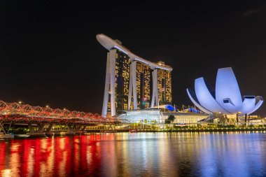 Singapur şehri, Singapur - 26 Şubat 2020: Marina Bay Sands oteli, Singapur 'da Marina Körfezi' nin gece görüşü ile birleşik bir tatil beldesidir.