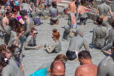 Dalyan, Türkiye - 20 Ağustos 2015: Türkiye 'nin Dalyan kentinde insanlar çamur banyosu yapıyor. Çamur banyosu cilt sağlığı için harikadır.
