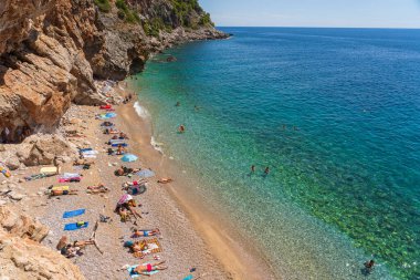 Pasjaca plajı, Hırvatistan - Sep 01, 2021: Avrupalı turistler Hırvatistan 'ın Dubrovnik kenti yakınlarındaki Adriyatik Denizi üzerindeki Avrupa' nın en iyi plajında dinleniyorlar