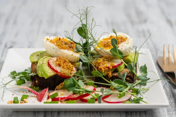 Pan Tostado Huevos Cocidos Rebanada Aguacate Guisantes Microverdes Rábano Fresco — Foto de Stock