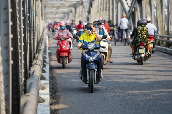 越南顺化 2020年3月12日 越南顺化镇的汽车和人行钢桥 骑自行车和摩托车的人在过桥的路上 — 图库照片