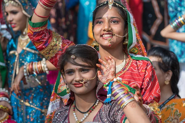 Pushkar, Hindistan - 16 Kasım 2018: Geleneksel Rajasthani kıyafeti giyen Hintli kız Pushkar, Rajasthan, Hindistan 'da Çöl Festivali' ne katıldı