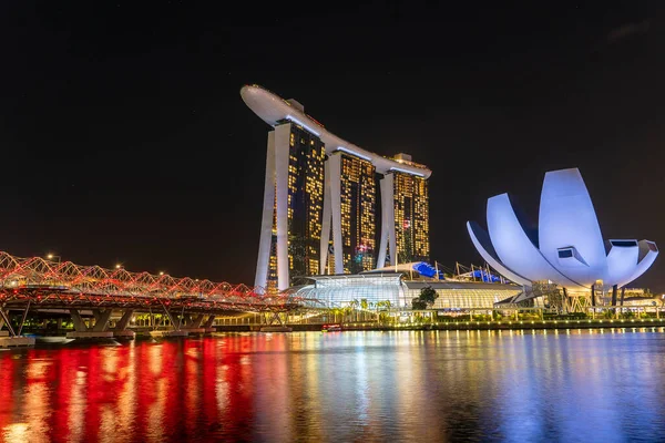 Singapur şehri, Singapur - 26 Şubat 2020: Marina Bay Sands oteli, Singapur 'da Marina Körfezi' nin gece görüşü ile birleşik bir tatil beldesidir.