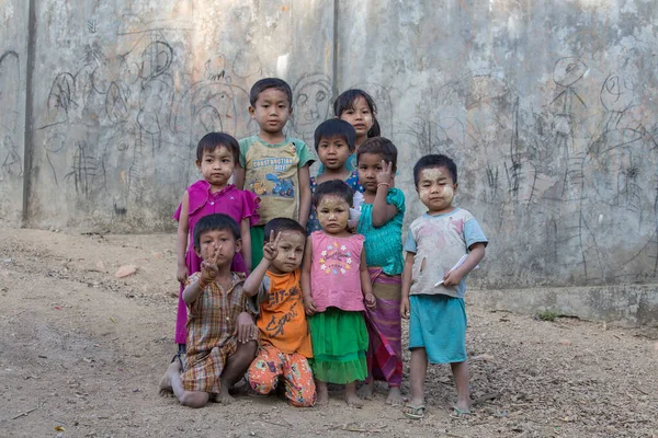 Mrauk-U, Myanmar - 26 Ocak 2016: Mrauk-U, Myanmar 'da fakir ama sağlıklı çocuklar grup portresi