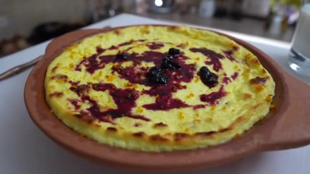 Caçarola Queijo Cottage Doce Com Passas Sêmola Mesa Gira Tigela — Vídeo de Stock