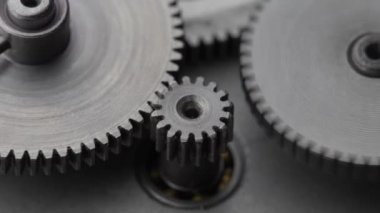 Vitesler mekanik bir cihazda dönüyor. Makine metal dişlileri soyut bir şekilde dönüyor. Çarklı tekerlek mekanizması, kapat, makro