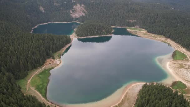 黑山北部的黑湖或Crno Jezero的空中景观 它是位于Durmitor山上的一个冰川湖 海拔1416米 位于欧洲Zabljak附近Durmitor国家公园的一个黑色湖泊 — 图库视频影像