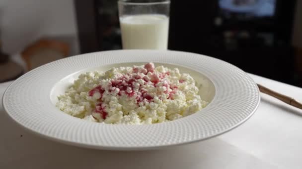Beyaz Tabakta Ekşi Kremalı Taze Yapımı Süzme Peynir Masada Dönüyor — Stok video